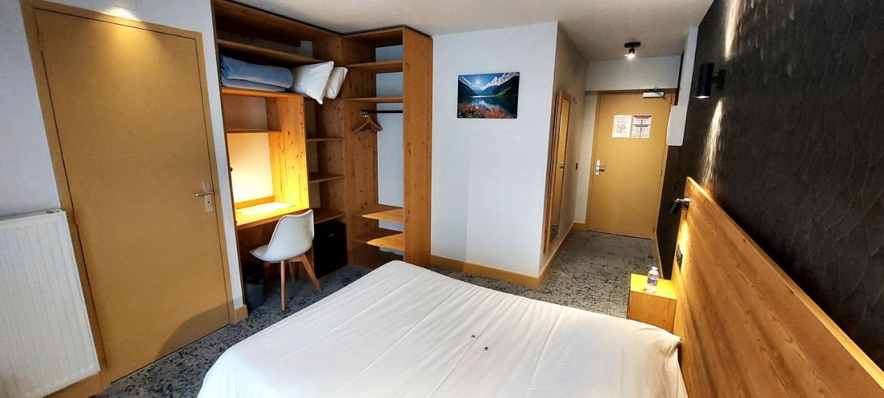 Chambre budget hôtel Les Bruyères, vue intérieure, Alpe d’Huez
