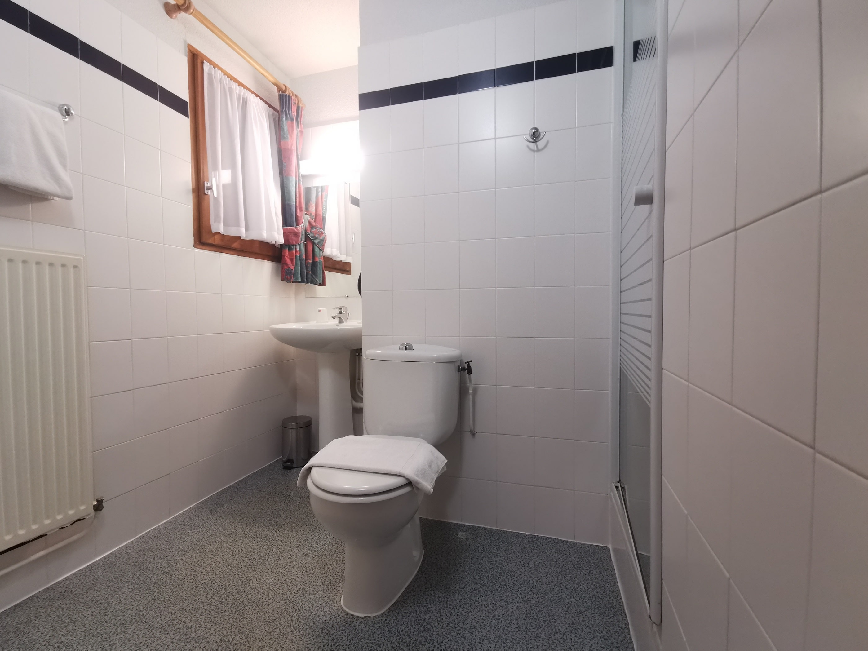 Chambre budget hôtel Les Bruyères, salle de bain, Alpe d’Huez