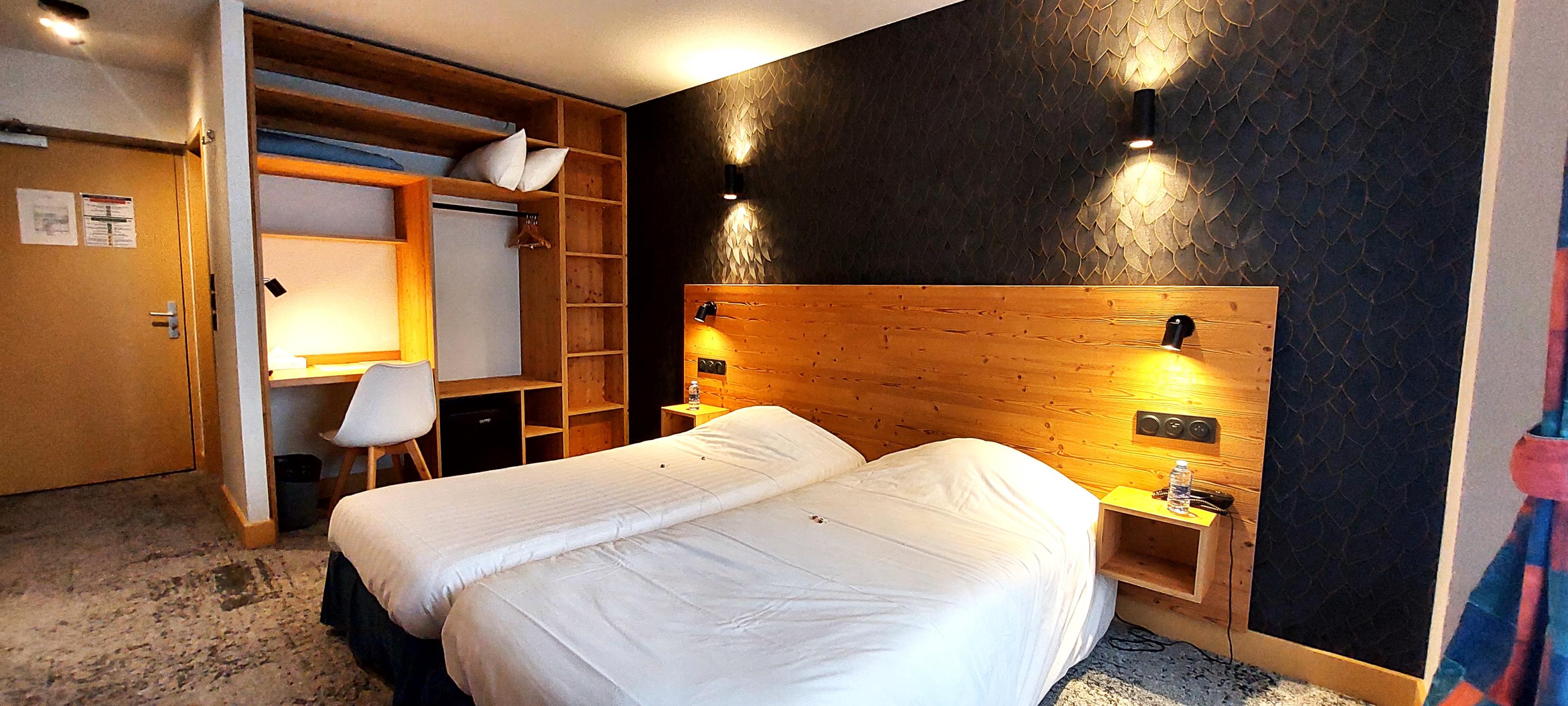 Chambre duo standard hôtel Les Bruyères, vue intérieure, Alpe d’Huez