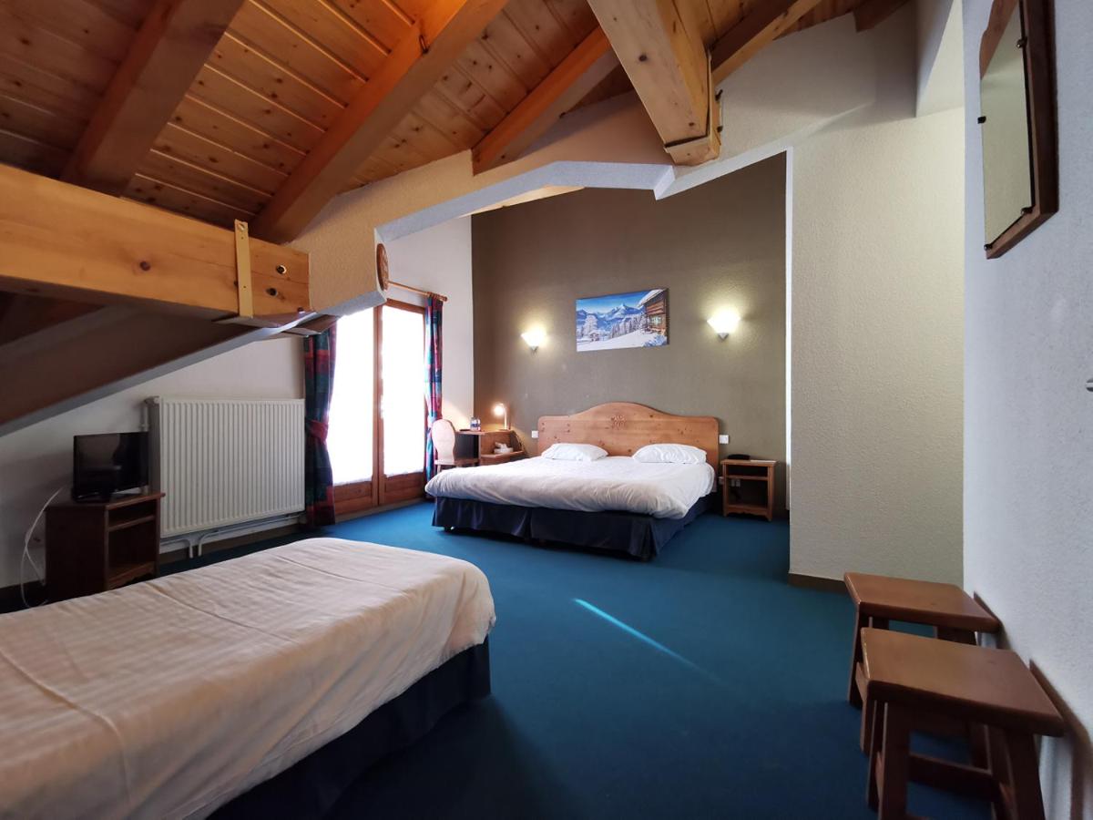 Chambre trio hôtel Les Bruyères, vue intérieure, Alpe d’Huez
