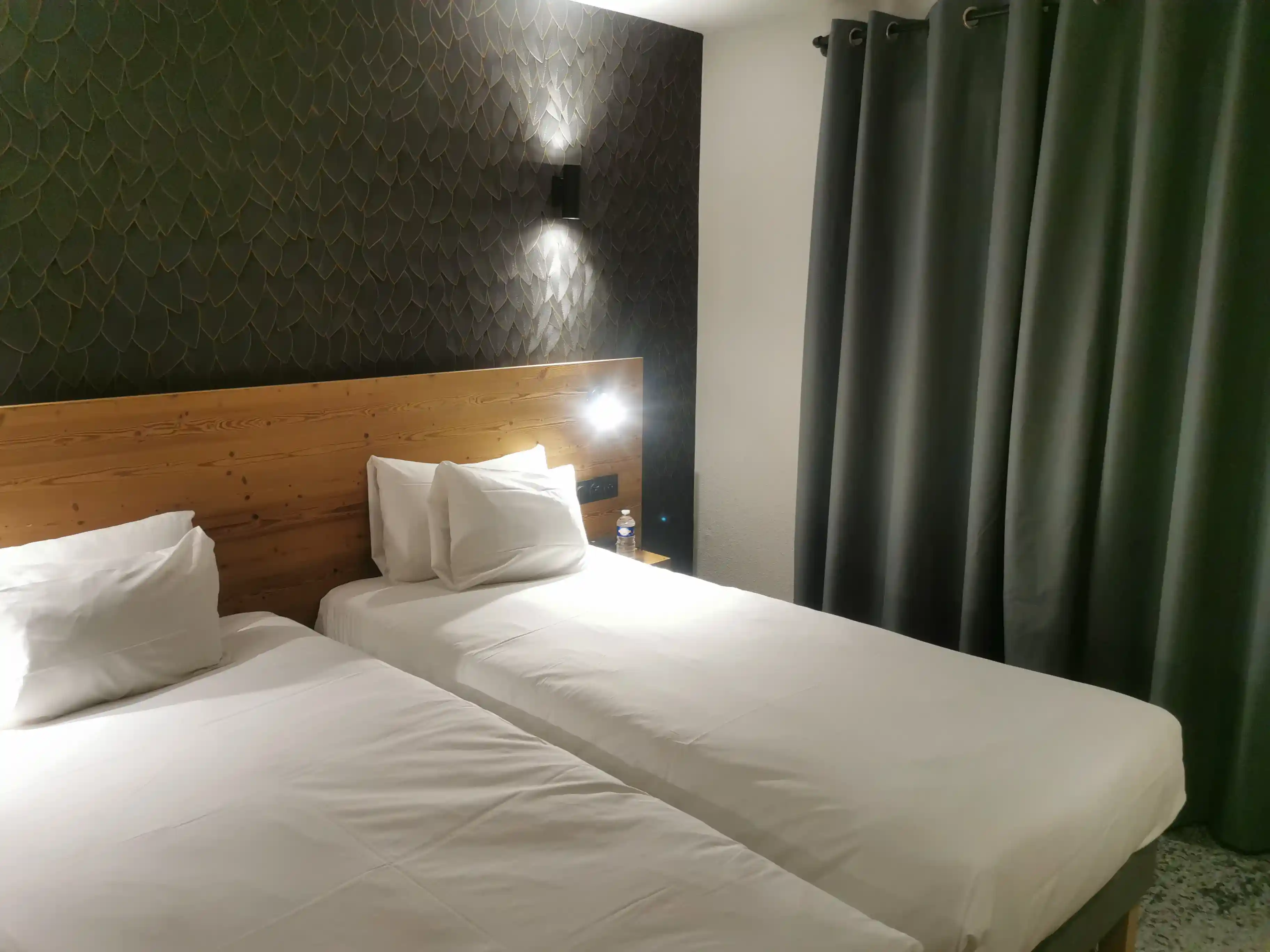 Room with small balcony Hotel Les Bruyères, interior view, Alpe d’Huez