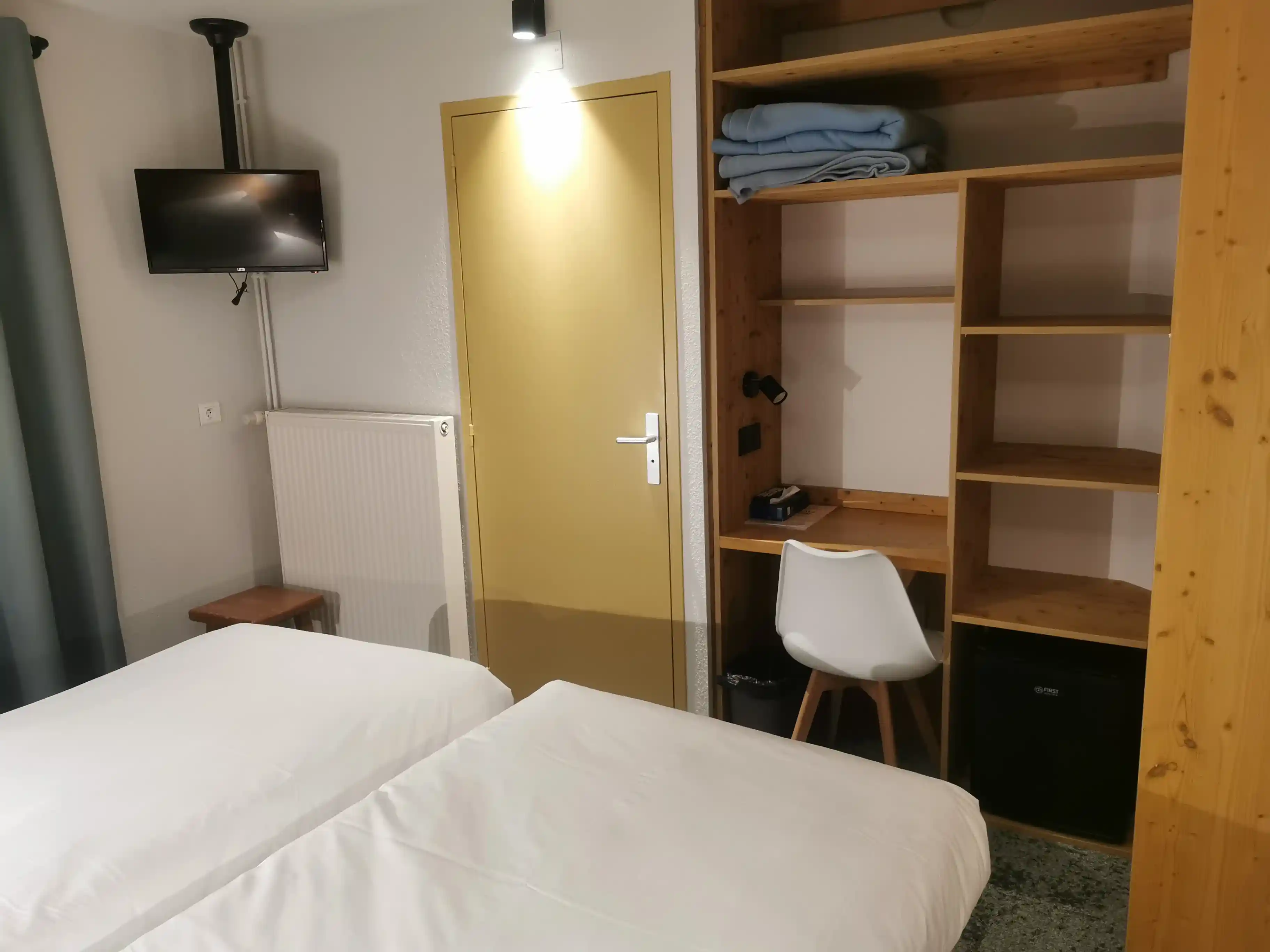 Room with small balcony Hotel Les Bruyères, interior view, Alpe d’Huez