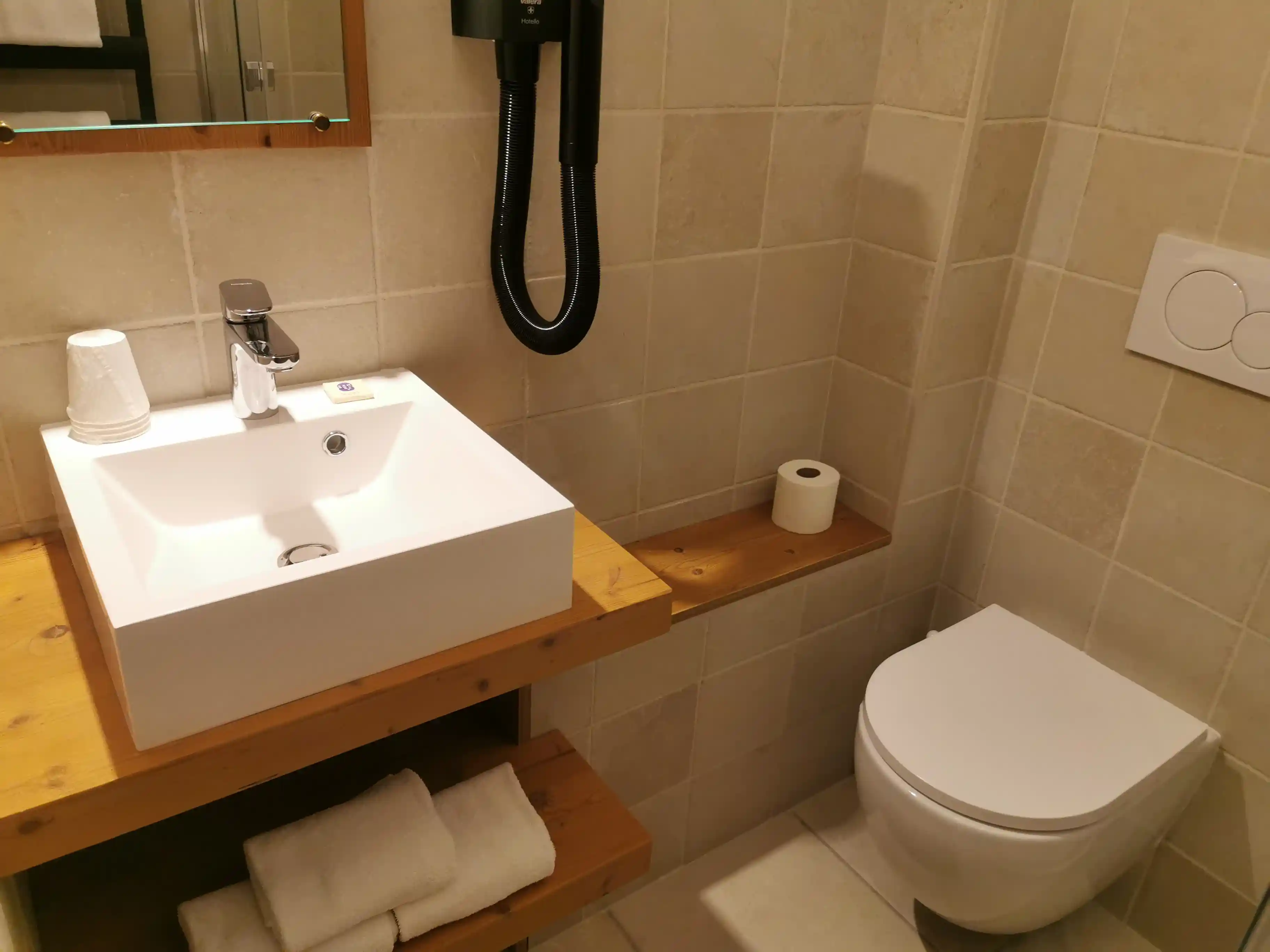 Triple room Hotel Les Bruyères, bathroom, Alpe d’Huez