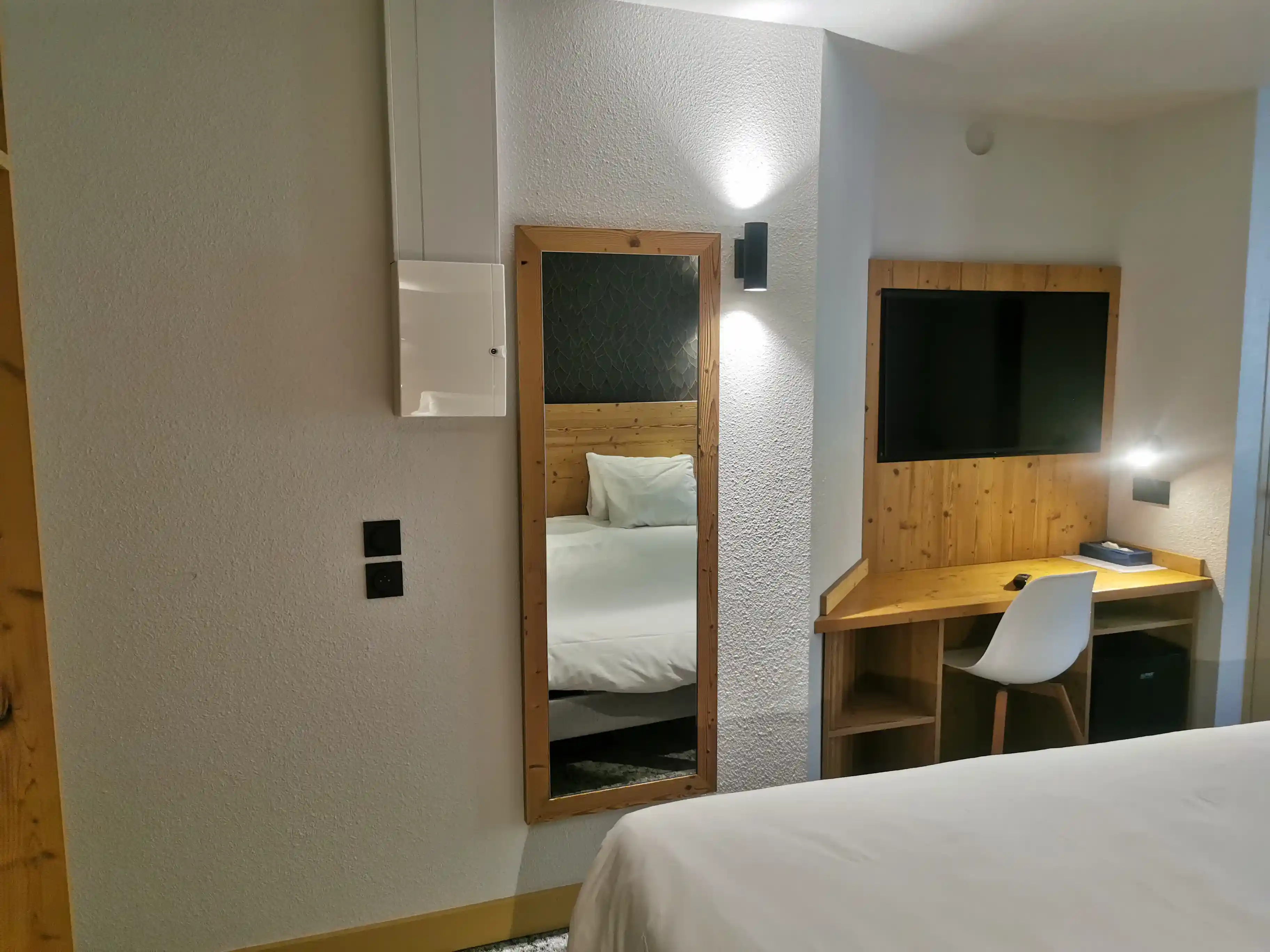 Standard duo room Hotel Les Bruyères, interior view, Alpe d’Huez