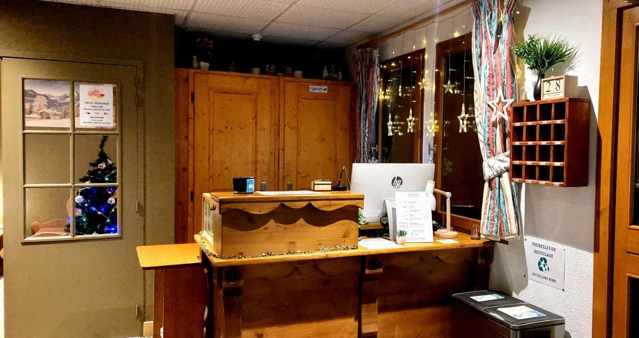 Réception de l’hôtel Les Bruyères, vue sur l’accueil et l’équipe