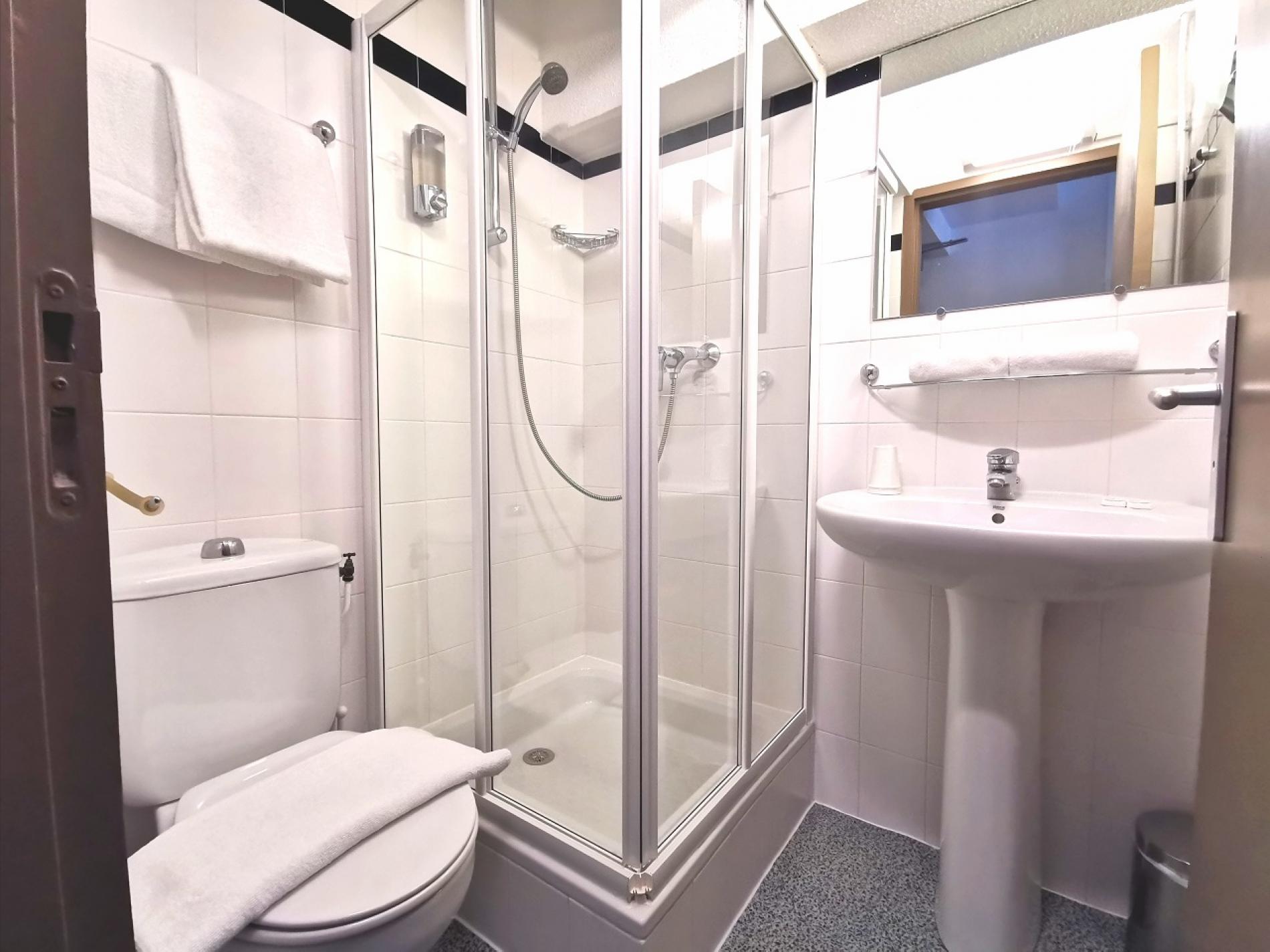 Chambre duo standard hôtel Les Bruyères, salle de bain, Alpe d’Huez