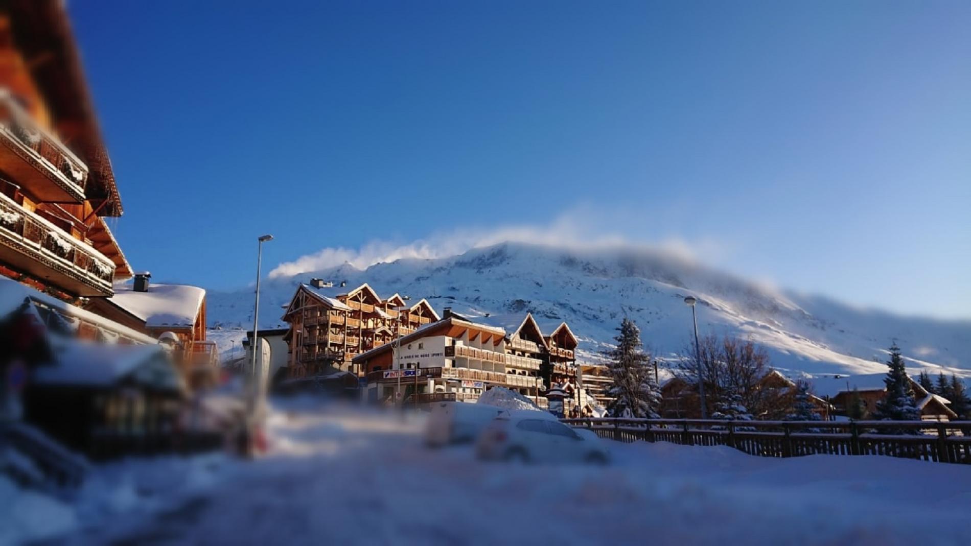 Hôtel Les Bruyères, façade principale avec vue sur les montagnes, Alpe d’Huez