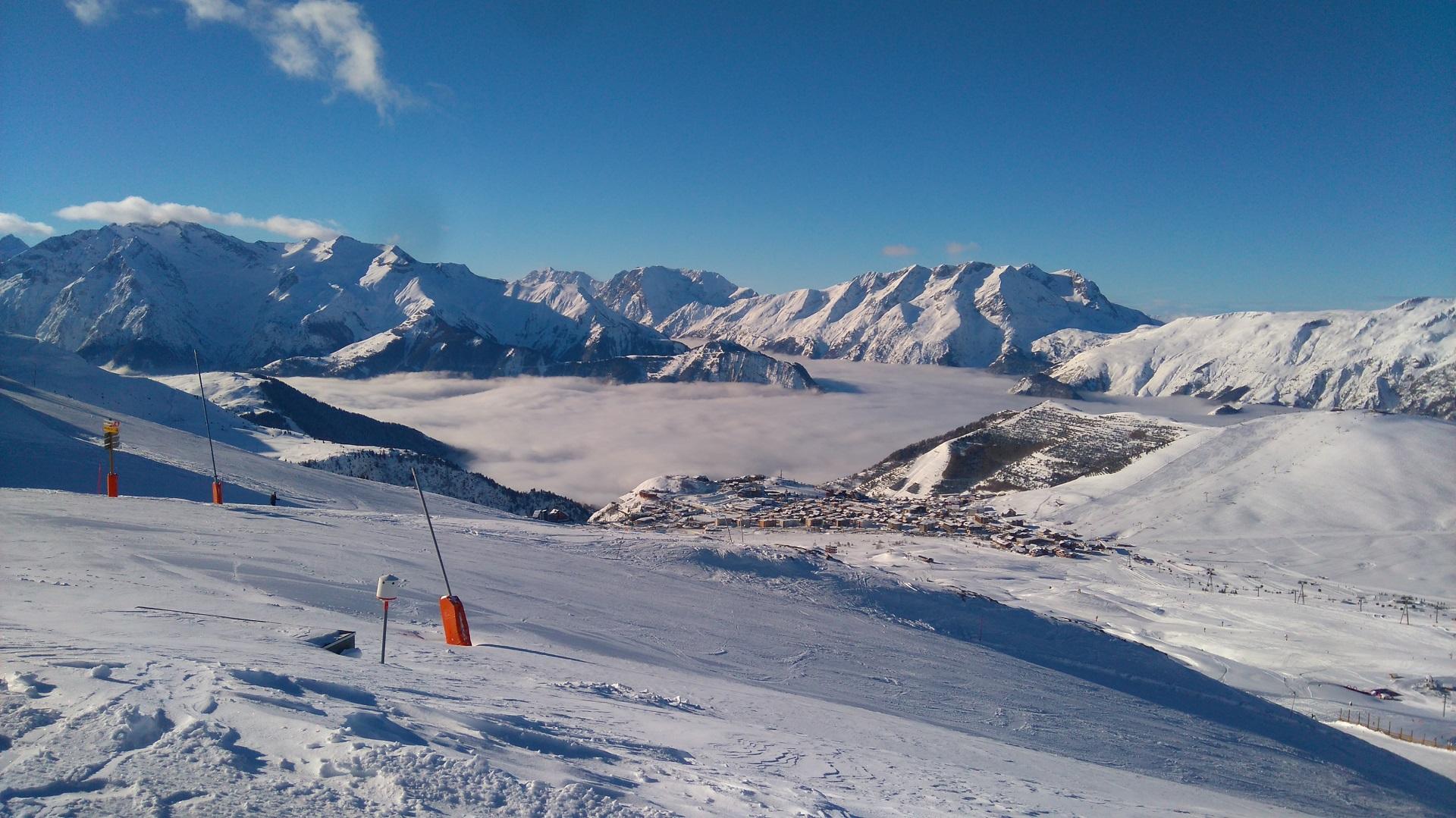 Vue panoramique sur l’Alpe d’Huez et le Pic Blanc depuis l’hôtel Les Bruyères