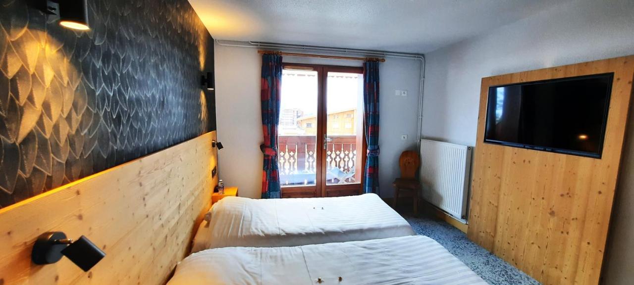 Chambre double avec balcon et vue sur la station, Hôtel Les Bruyères, Alpe d’Huez